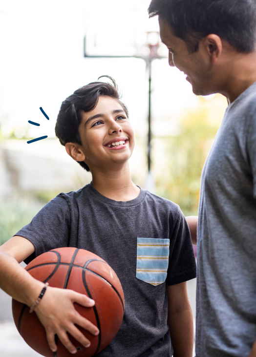 Pai e filho jogando basquete